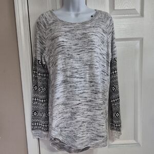 Maurices 2 Tone Gray Knit Top Black Pattern Sleeves. Great Comdition. Size Small